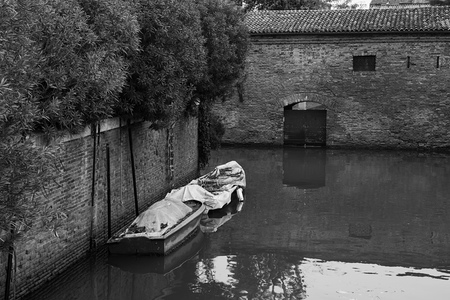 Drobný kanál podél ulice Calle Carmelitani